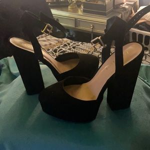 Black heels top strap close in v/ suede shoe bran new